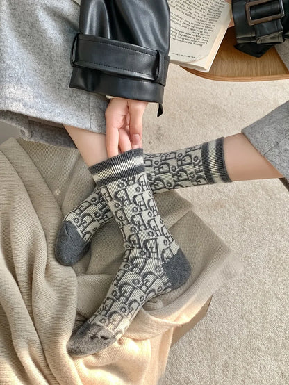 Socks Women Winter Wool Warm Socks French Style Letters Pattern Solid Color Designer Thick Middle Tube Socks Monogram